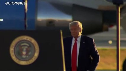 فيديو لترامب وهو يتعثر أمام أنصاره في أول تجمع انتخابي يشارك به