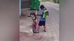 طفل يضع قناعا على وجه كلبه قبل ركوب الدراجة معا