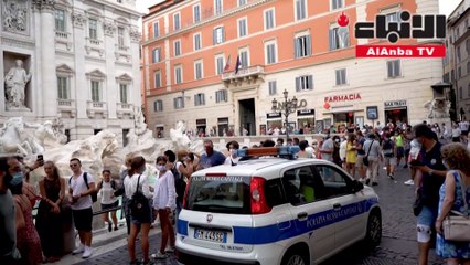 السياح يسقطون الكمامات الواقية من كورونا أمام نافورة تريفي