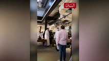 محمد بن راشد يزور مقهى في دبي ويجلس وسط الحضور