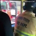 ثور يطارد رجال إطفاء في كاليفورنيا