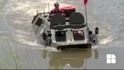 وزير دفاع مولدوفا يصيد سمكة من عربة نقل الجند في موقف طريف