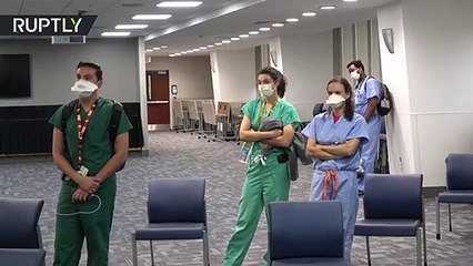 عار عليك! - محتج يقاطع كلمة حاكم فلوريدا في مستشفى ميامي