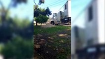 Vídeo mostra o momento em que motorista de carreta faz manobras para sair do local após derrubar poste