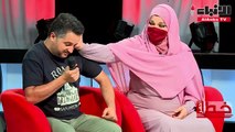 انقسام على مواقع التواصل بعد تقبيل جزائرية قدم زوجها على الهواء