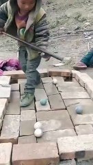 أطفال يحترفون اللعب على طاولة بلياردو مصنوعة من قرميد