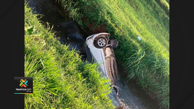 tn7 Video- Vehículo vuelca, sale dando vueltas y termina en río en San Carlos 250221