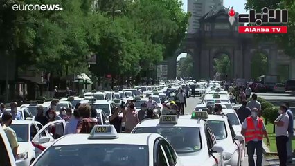 سيارات الأجرة تغلق الشوارع وسط مدريد رفضا لقرار من سلطات المدينة