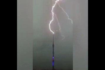 10 صواعق هائلة تضرب أشهر برج تلفزيون روسي