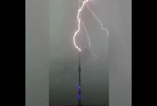 10 صواعق هائلة تضرب أشهر برج تلفزيون روسي