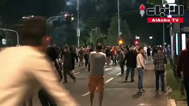 عشرات الجرحى في صدامات بين الشرطة الصربية ومحتجين على حظر التجول لاحتواء كورونا