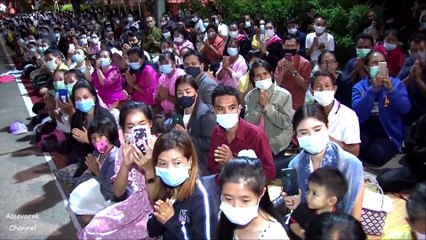 ในหลวง พระบรมราชินี ทรงเยี่ยมราษฎรที่มาเฝ้าทูลละอองธุลีพระบาทรับเสด็จที่เสด็จพระราชทานปริญญาบัตร