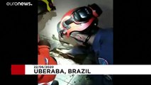 شاهد- عملية إنقاذ كلبة مفقودة علقت تحت أرضية منزل في البرازيل…