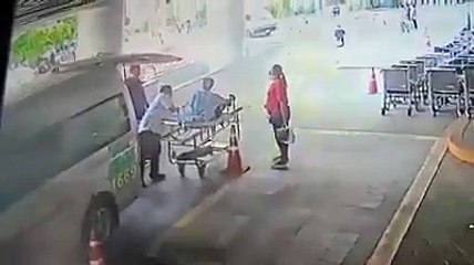 لحظة إنفجار اسطوانه سيارة اسعاف