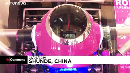 شاهد- الصين تفتتح أول مطعم يعمل بالروبوتات في استقبال وتحضير وتقديم الوجبات للزبائن…