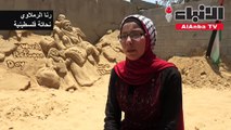 النحاتة رنا الرملاوي تجسد في الرمال قضية اللاجئين