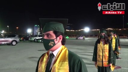 حفل تخريج طلاب من السيارة فوق حلبة سباق في البحرين بسبب وباء كوفيد-19