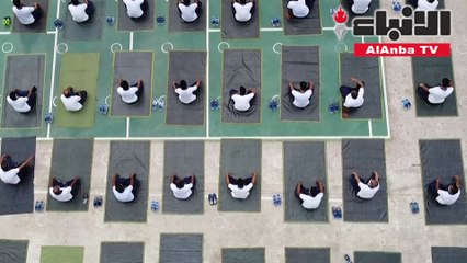 اليوغا لتخفيف الضغوط على عناصر شرطة بنغلادش خلال أزمة كورونا