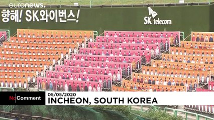 جمهور من الصور يرتدون الكمامات في افتتاح دوري "البيسبول" الكوري