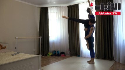 راقصو مسرح بولشوي يحافظون على لياقتهم رغم اجراءات العزل