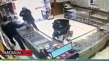 شاهد مشلول مقعد وأبكم في البرازيل يظهر بفيديو وهو يسطو على محل مجوهرات