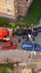 Жители Мурино вручную передвинули легковушку чтобы расчистить проезд для пожарной машины