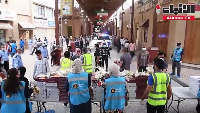 «الأنباء» رافقت فريق المها التطوعي وبالتعاون مع وزارة الداخلية والبلدية في توزيع وجبات إفطار صائم في منطقة المباركية