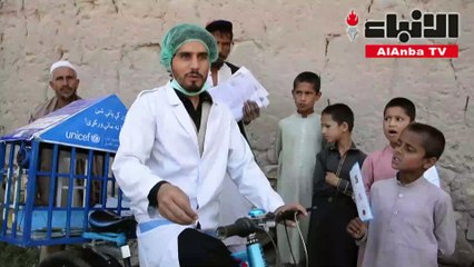 أفغاني يجوب القرى على دراجته الهوائية للترويج للوقاية من كورونا