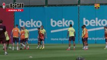فريق برشلونة يواصل تدريباته بمجموعات من 10 لاعبين