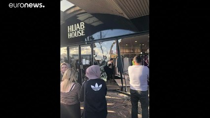 شاهد- سيارة تقتحم محل بيع الحجاب في أستراليا