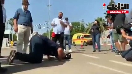 مشهد مؤثر لفلسطيني يسجد مكان استشهاد نجله