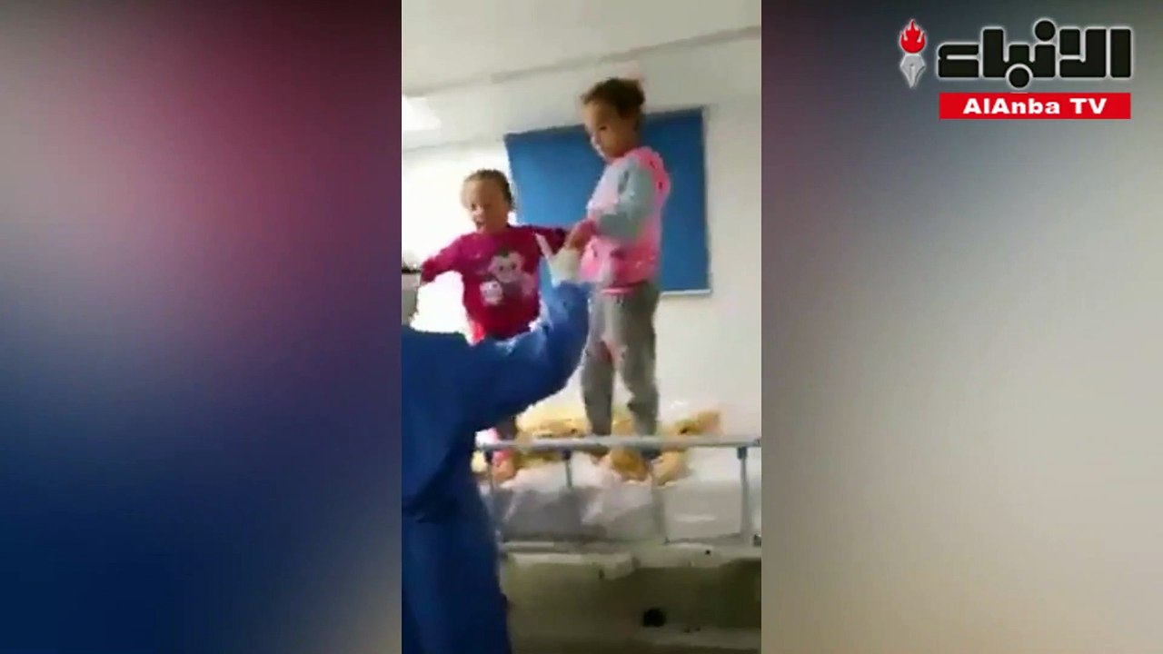 ممرضة مصرية تداعب أطفالا مصابين في مستشفى للعزل