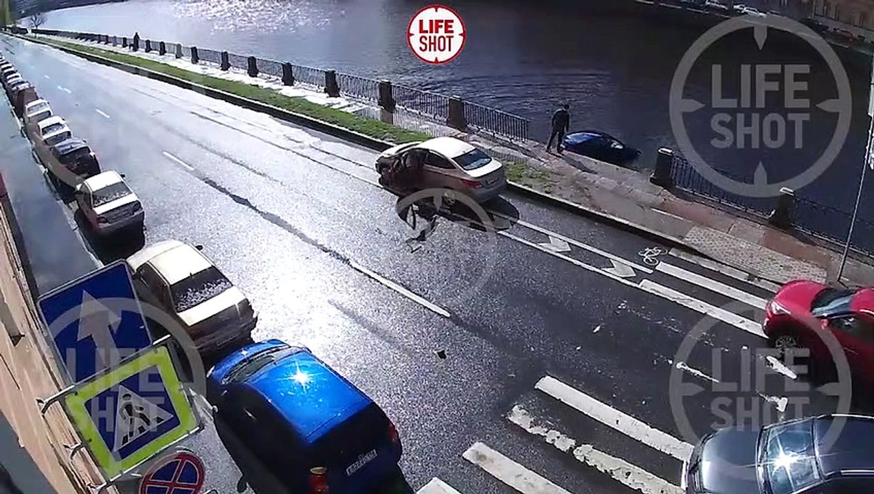 В Питере водитель пробил ограждение и вылетел в Фонтанку
