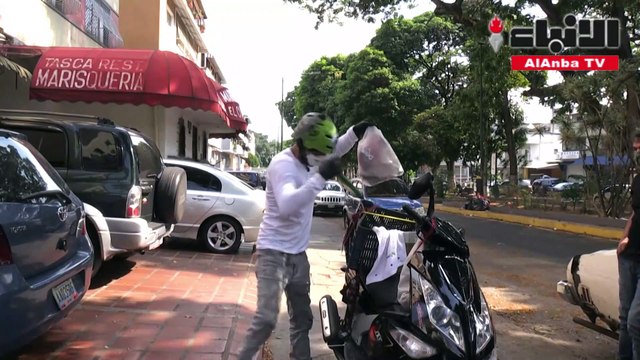 متطوعون يسلمون وجبات غذائية كاملة للمسنين في كراكاس