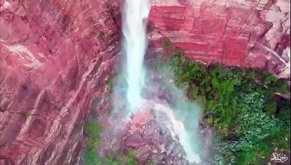 شلالات جنوب السعودية.. شاهد ماء ينبع من بين الصخور