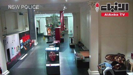 رجل يتسلل إلى متحف مغلق ويلتقط صور سيلفي في أستراليا