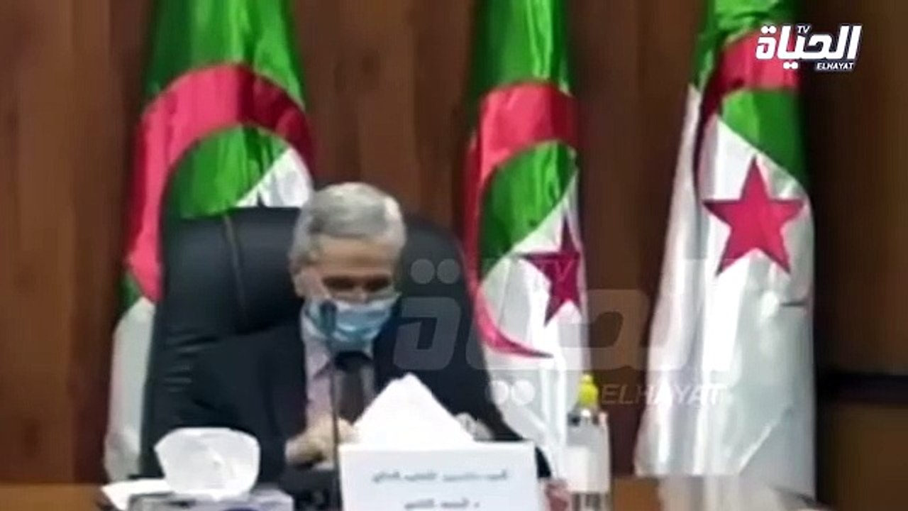 وزير جزائري يفاجأ بسقوط جزء من السقف اثناء ندوة صحفية