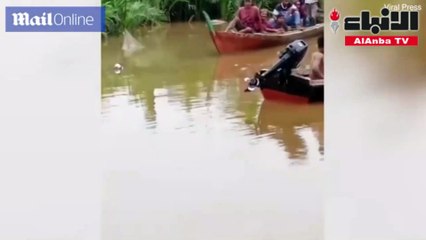 لحظة الإمساك بتمساح ضخم في إندونيسيا بعد التهامه لأحد الأشخاص