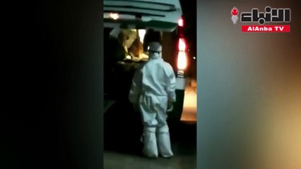 عناق ودموع.. أم تودع طفليها المصابين بكورونا قبل عزلهما