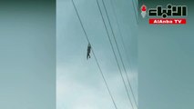 فيديو صادم لطفل معلق بسلك كهربائي على ارتفاع 15 مترا من الأرض