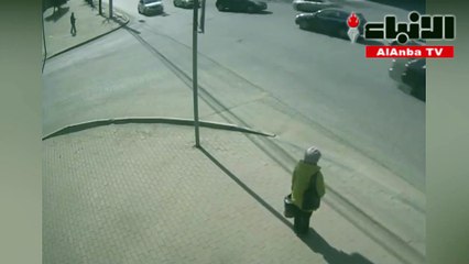 شاهد نجاة امرأة بأعجوبة من موت محتم