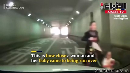 سرعة بديهة سائق تنقذ أما وطفلها من موت محقق