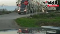 سائق شاحنة ينجو بأعجوبة لحظة اصطدامها بقطار