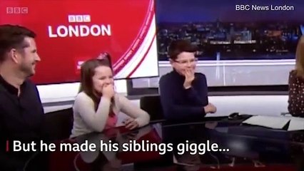 عفوية طفل عمره 3 سنوات تضع والدته وأشقاءه فى موقف محرج على الهواء