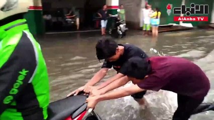 مياه الأمطار تشل الحركة في أجزاء من جاكرتا