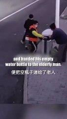 طفل صيني يوزع الكمامات على المتسولين