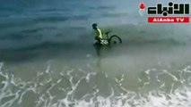 بالفيديو ايطالي يهرب من الشرطة بدراجته للبحر بعد كسره الحظر