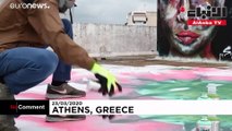 فن الشوارع في أثينا .. غرافيتي يناشد اليونانيين البقاء في بيوتهم لتفادي كورونا