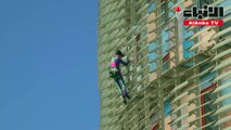 سبايدرمان الفرنسي يتسلق برج أغبار في برشلونة