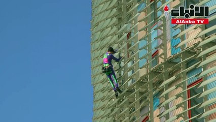 سبايدرمان الفرنسي يتسلق برج أغبار في برشلونة